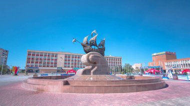 Astana Meydanı 'nda yelkenli gemi heykeli zaman atlaması. Aktau, Kazakistan 'da Şehir Konseyi Şehir Manzarasının Sanatsal Özünü Yakalıyor