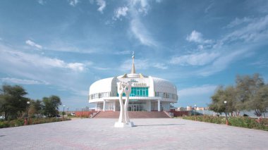 Aktau, Kazakistan 'daki Evlilik Sarayı Hiperlapa. Bir Yaz Günü, Birliğin zarafetini yakalayan Mavi Bulutlu Gökyüzü Arkaplanıyla başlar.