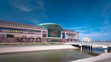 Aktobe City Alışveriş Merkezi Zaman Aşımı Hiperlapası. Bir Nehir ve Köprü, Bulutlu Gökyüzü Altında Batı Kazakistan 'ın Şehir Nabzı' na bir bakış sunuyor.