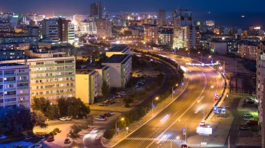 Alacakaranlık Dönüşümü: Aktau Şehri Hazar Denizi Kıyısı Günü 'nden Gece Zamanlamasına. Hava Üst Manzarası, Şehrin Alacakaranlıktan Geceye Geçişi, Kazakistan 'ın Kıyı Güzelliği boyunca