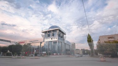 Aktobe Şehir Alışveriş Merkezi ve Ofis Merkezi Zaman Hızı Hızlandırması. Dinamik Kesişme Trafiğine tanık olun Bulutlu Gökyüzü Altında, Batı Kazakistan Şehir Darbesini gösteriyor
