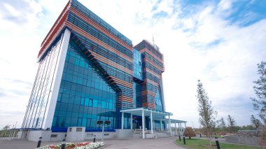 Aktobe City, Batı Kazakistan 'da Modern Office Building Timelapse Hyperlapse. Bulutlar Tepemizde Sürükleniyor, Bölgenin Gelişmişliğini Yansıtıyor