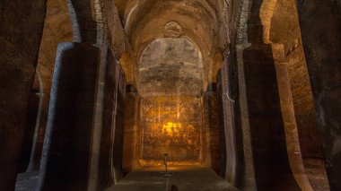 İtalya 'nın Albano Laziale kentindeki Cisternoni della II Legione Partica' dan Timelapse Hyperlapse. Pencereden Işık huzmeleri, İtalyan Mirasının Cazibesini Açıyor
