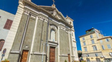 İtalya 'nın Albano Laziale kentindeki Duomo di San Pancrazio Martire' den Timelapse Hyperlapse. Güzel bir günde ön manzara, İtalyan Mirasının Parlaklığını Yakalıyor