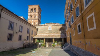 İtalya 'nın Albano Laziale kentindeki Rotonda Kilisesi' nden Aziz Maria 'nın hızlandırılmış zamanı. Girişle Önden Görünüm, İtalyan Kilise Mimarisinin Ebedi Güzelliğini Yakalamak