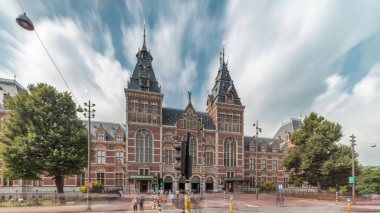 Rijksmuseum 'dan Hiperlapse, Amsterdam' daki müze meydanında ünlü bir turistik mekan. Hollanda Ulusal Müzesi, Hollanda sanat ve tarih zaman dilimine adanmıştır. Girişte yürüyen insanlar.