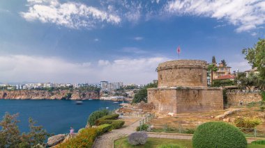 Hıdırlık Kulesi Antalya timelapse hyperlapse liman deniz Körfezi manzaralı kaş kasabasında eski bir şehirdir. Mavi bulutlu gökyüzü yaz gün