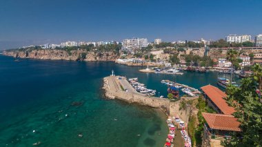 Yat limanının havadan görünüşü ve şehrin eski zamanlardaki kırmızı çatıları. Antalya 'nın turistik şehir merkezindeki deniz koyunda. Antalya 'da güneşli bir gün, Türkiye' nin simgesi. Seyahat Antalya, Antalya Yatları