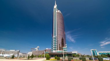 Nurzhol Bulvarı Nur-Sultan 'da zaman kavşağı aşırı hızlandı. Modern ofis binasının yansımalarına sahip kuleler cumhuriyetin başkentinde yer almaktadır. Astana, Kazakistan.