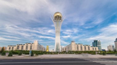 Bayterek zaman ayarlı hiperhız. Astana 'da bir anıt ve gözlem kulesi. Arka planında modern binalar olan şehrin ana sembolü. Yollarda trafik vardı. Nur-Sultan şehri, Kazakistan
