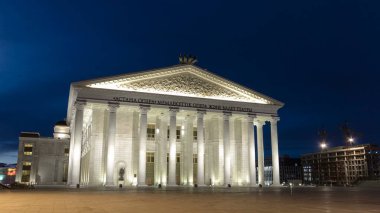 Devlet operası ve bale tiyatrosu zaman atlaması gün batımından sonra. Astana 'nın simgesi, mermer bina. Gece aydınlatması. Nur-Sultan şehri, Kazakistan.