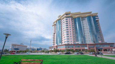 Atyrau City, Kazakistan 'daki Modern Konut Binalarının Zaman Hızı. Güneşli Bir Gün, Mavi Bulutlu Gökyüzü Altında Gölgelerin Neşeli Dansını Yapıyor.