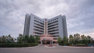 Atyrau, Kazakistan 'daki Modern Ofis Binaları' nın Zaman Hızı. Güneşli Gün Işığı, Mavi Bulutlu Tuval 'a Karşı Şehir Skyline' ını Aydınlatıyor.