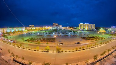 Atyrau Şehir Parkı 'ndan Gece Zaman Hızlandırması' na. Hava Üst Görünümü Kazakistan 'da Güneşli Sükunetten Akşam Parıltısı' na Şehrin Geçişini Yakalıyor