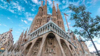 Sagrada Familia Timelapse Hyperlapse, Barcelona, İspanya 'da. Büyüleyici Sonbahar Sahnesi, Yeşil Ağaçlarla süslenmiş Mavi Bulutlu Gökyüzüne karşı