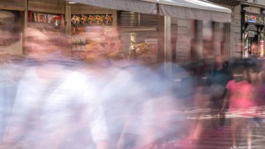 Barcelona 'nın La Rambla Caddesi' ndeki Bustling Activity 'nin Zamanı. Binlerce Gezgin, İkonik Yaya Alanı 'ndan geçerek Şehir Yaşamının Enerjisini Yakalıyor.