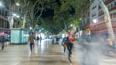 Hızlı Barcelona gece timelapse hyperlapse İspanya La Rambla Caddesi üzerinde yürüme. Binlerce insan her gün tarafından popüler bu trafiğe kapalı alana yürüyerek. Kalabalık bir yer