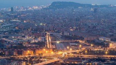 Barcelona ve Badalona Skylines 'ın Gece Dönüşümü Zaman Çizelgesi' ne. İberic Puig Castellar Village Viewpoint, Capturing Road Kavşağı ve Günbatımından Geceye Yavaş Geçiş 'ten hava görüntüsü