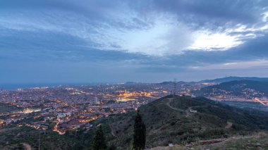 Barcelona ve Badalona Skylines 'ın Gece Zamanlaması' na. İberik Puig Castellar Köyü 'nden Havadan Bakış Alanı, Evlerin Çatı Gösterimi ve Ufukta Deniz, Şehir Dönüşümleri