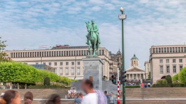 Brüksel, Belçika 'daki Place de l' Albertine 'in hiperlapesi, Kral I. Albert ve Belçika Kraliyet Kütüphanesi' nin bronz binicilik heykeli. Arka planda Mont des Arts Garden manzarası