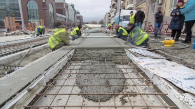 Hazır beton beton mikser timelapse hyperlapse tarafından yol yapmak için çelik takviye koyduktan sonra dökme. Tramvay parça yeniden inşası