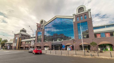 Sumskoy pazarı, Ukrayna 'nın başkenti Kharkov' da ön manzara zaman atlaması. Mavi bulutlu gökyüzü ve cadde trafiği