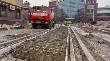 Çelik şebeke takviyesi yaptıktan sonra hazır beton döküp kırmızı beton mikser zaman aşımına uğratılıyor. Şehir caddesindeki tramvay raylarının yeniden inşası
