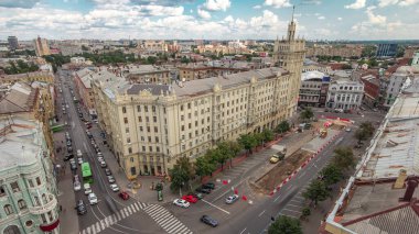 Ukrayna 'nın Kharkiv kentindeki tarihi binaların zaman çizelgesine sahip Anayasa Meydanı. Yol kesişme noktasında trafik ve evin yakınındaki bir yol inşaatında kazıcı. Çatıdan görüntüle