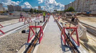 Kurulum aşamasındaki tramvay rayları ve yoldaki beton plakalara entegrasyon. Titreşim ve gürültüyü azaltmak için sıvı reçineyle doldurulmuş. Tramvay raylarının yeniden inşa süreci