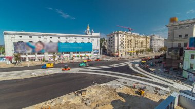 Yol yapımı ve onarımında asfalt kaldırım makineleri ve bahşiş veren işçiler havadan zaman ayarlı işler yapıyorlar. Tramvay raylarının panoramik görüntüsü. Yol yapım ekipmanları