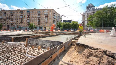Tramvay rayları onarılan ve bakım süreleri yüksek olan yol inşaatı. Kavşağın orta kısmında beton tabakası var. Yeni toplu taşıma için demiryolu raylarının değiştirilmesi