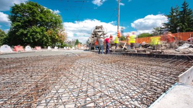 Tramvay rayları onarılan ve bakım süreleri yüksek olan yol inşaatı. Kavşağın ortasındaki karıştırıcı ve metal ızgaralar.