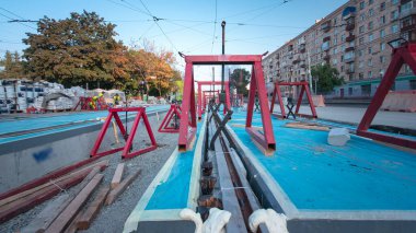 Kurulum aşamasındaki tramvay rayları ve yoldaki beton plakalara entegrasyon. Titreşim ve gürültüyü azaltmak için sıvı reçineyle doldurulmuş. Tramvay raylarının yeniden inşası