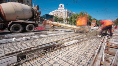 Beton yol yapımında çok sayıda işçi ve mikser zaman aşımına yol açar. Metal şebeke takviyesine havan topu dökülüyor. Tramvay raylarının yeniden inşası