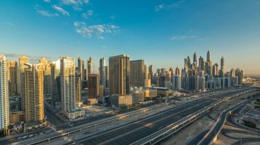 Dubai Yat Limanı gökdelenler hava üstten görünüm Jlt üzerinden sabah Dubai timelapse, BAE güneş doğarken sırasında. Modern kule uzun gölgeler aşağıya taşınması ve Şeyh zayed yolu üzerinde trafik ile.