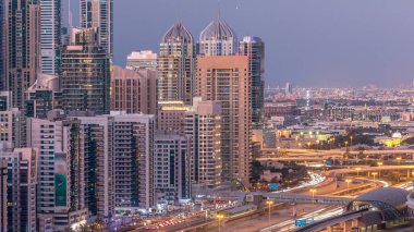 Dubai Yat Limanı Şeyh zayed road panorama gün gece geçiş timelapse ışık için trafik ile açın. Gökdelenler, BAE gece aydınlatma. Hava Jlt görünümünden