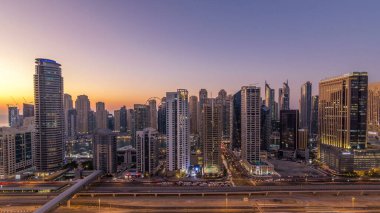 Dubai Yat Limanı Şeyh zayed road panorama gün gece geçiş timelapse ışık için trafik ile açın. Gökdelenler, BAE gece aydınlatma. Hava Jlt görünümünden