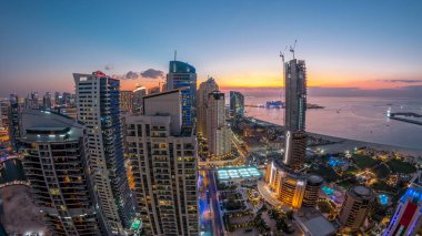 JBR ve Dubai marina gece geçiş timelapse günbatımı hava gün sonra. Modern kuleleri ve gökdelenler, yat ve tekne Körfezi üzerinde yüzen
