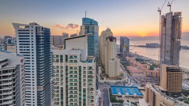 JBR ve Dubai marina günbatımı hava timelapse adlı. Modern kule ve gökdelen, sokakta Rating