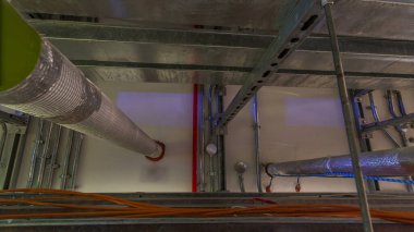 Çelik Boru yönetim ağ veya metal elektrik kablo esnek kanal veya boru timelapse hyperlapse. Koridor arasında elektrik kontrol odası ve sunucu donanım veri merkezi