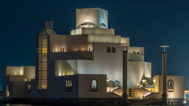 Güzel İslam Sanatları Müzesi Katar 'ın Doha şehrinde gece saatlerinde aydınlandı. Körfez suyunun yansıması. İslam eserlerinin en eksiksiz koleksiyonlarından biri.