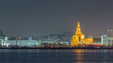 Ortadoğu Katar 'da gece aydınlatılan İslam Kültür Merkezi zaman çizelgesiyle Doha silueti. Batı Körfezi 'nden görüntüle