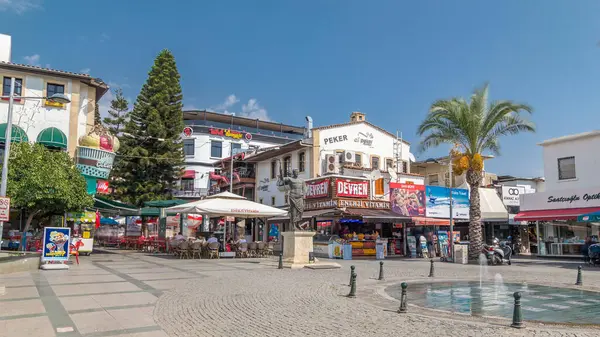 Çok sayıda kafe ve barlar, Attalos II ve Hediyelik eşya heykeli ile Cumhuriyet Meydanı timelapse hyperlapse Antalya'da depolar. Çeşme ön plan üzerinde. Mavi bulutlu gökyüzü yaz gün