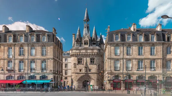 Ortaçağ mimarisi ve kuleleriyle Fransa 'nın Bordeaux kentinde tarihi Porte Cailhau zaman atlaması. Şehir manzaraları caddelerde tramvay trafiği ile birlikte geçidi ve canlı çevreyi gösteriyor.