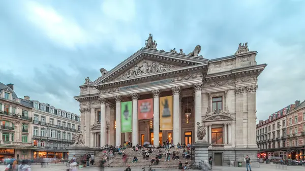 Akşamları Brüksel Borsası 'nın Neo-Rönesans ve İkinci İmparatorluk stillerinde dramatik bulutların zaman aşımına uğraması. Grand Place yakınlarındaki ikonik cephe, Belçika 'nın finansal mirasını gözler önüne seriyor.