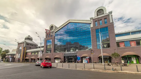 Sumskoy pazarı, Ukrayna 'nın başkenti Kharkov' da ön manzara zaman atlaması. Mavi bulutlu gökyüzü ve cadde trafiği