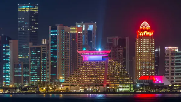 Gökdelenler, gökdelenler, gökdelenler, gökdelenler, gökdelenler, gökdelenler, Katar, Orta Doğu aydınlatmalı kuleler, körfez suyuna yansıyor..