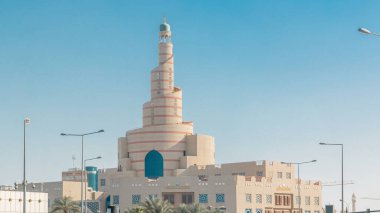 Katar İslam Kültür Merkezi Doha, Katar, Ortadoğu 'da zaman çizelgesi. Yollarda trafik vardı. Güneşli bir günde mavi gökyüzü