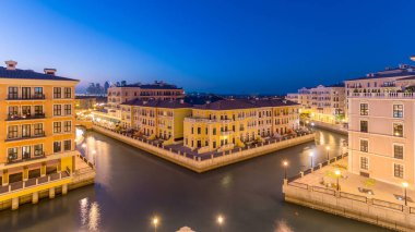 Doha 'nın İnci Bölgesi' ndeki Venedik 'e benzeyen Qanat Quartier' daki kanal üstü görüntüsü, Katar 'daki geçiş zamanı. Akşam ışığı suya yansıyor