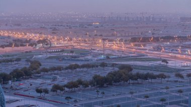 Doha 'da Aspire Zone' nin tepeden tırnağa hava görüntüsü. Yollarda ve araba parklarında trafik vardı. Sisli hava